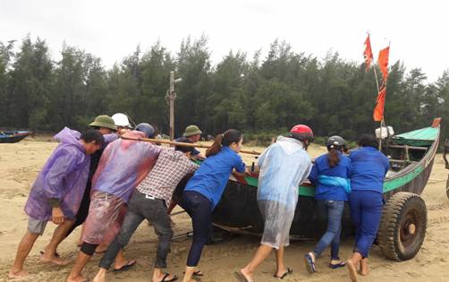 ĐVTN xã Thạch Hội, huyện Thạch Hà giúp dân đưa thuyền về bãi tránh bão.